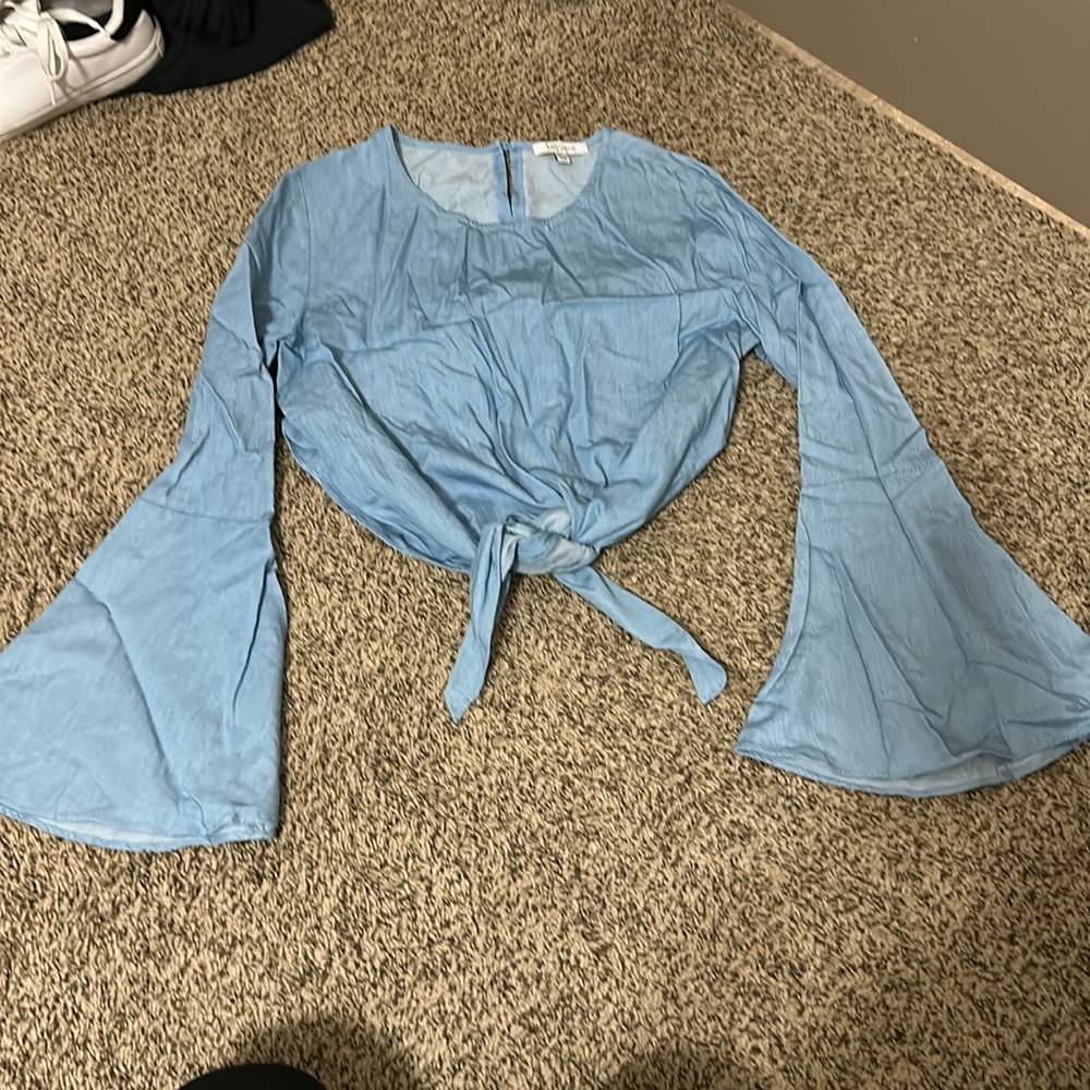 Size M bell sleeve tie denim top.